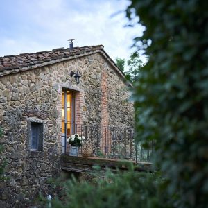 Lecceta mod dør lejlighed med bro og skumring