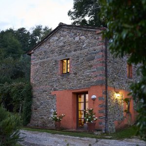 Lecetta_Annex ude fra parkering skumring