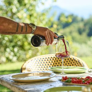 Lecetta_Bo.s hånd skænker vin