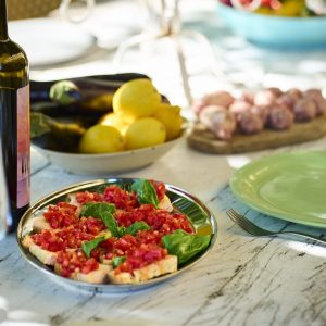 Lecetta_Bord ude med vin, brushetta og salsicca