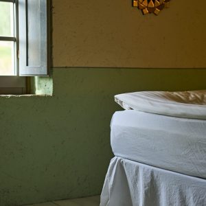 Lecetta_Ja lille værelse hjørne seng og spejl