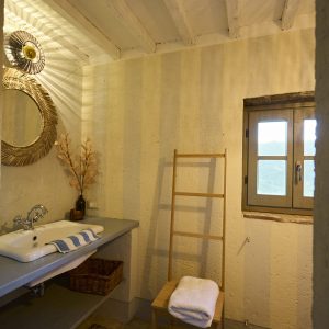 Lecetta_bad pigernes fra dør